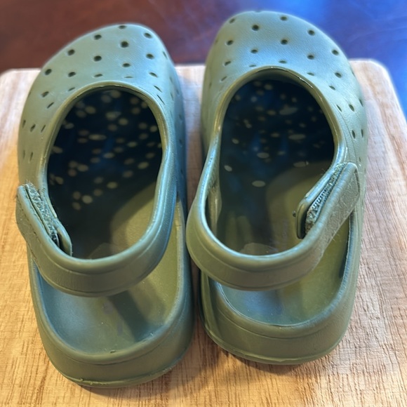 Old Navy Toddler Velcro Crocs Clogs EUC 8 Green Muni Clog Saguaro Boy Unisex - Picture 5 of 8